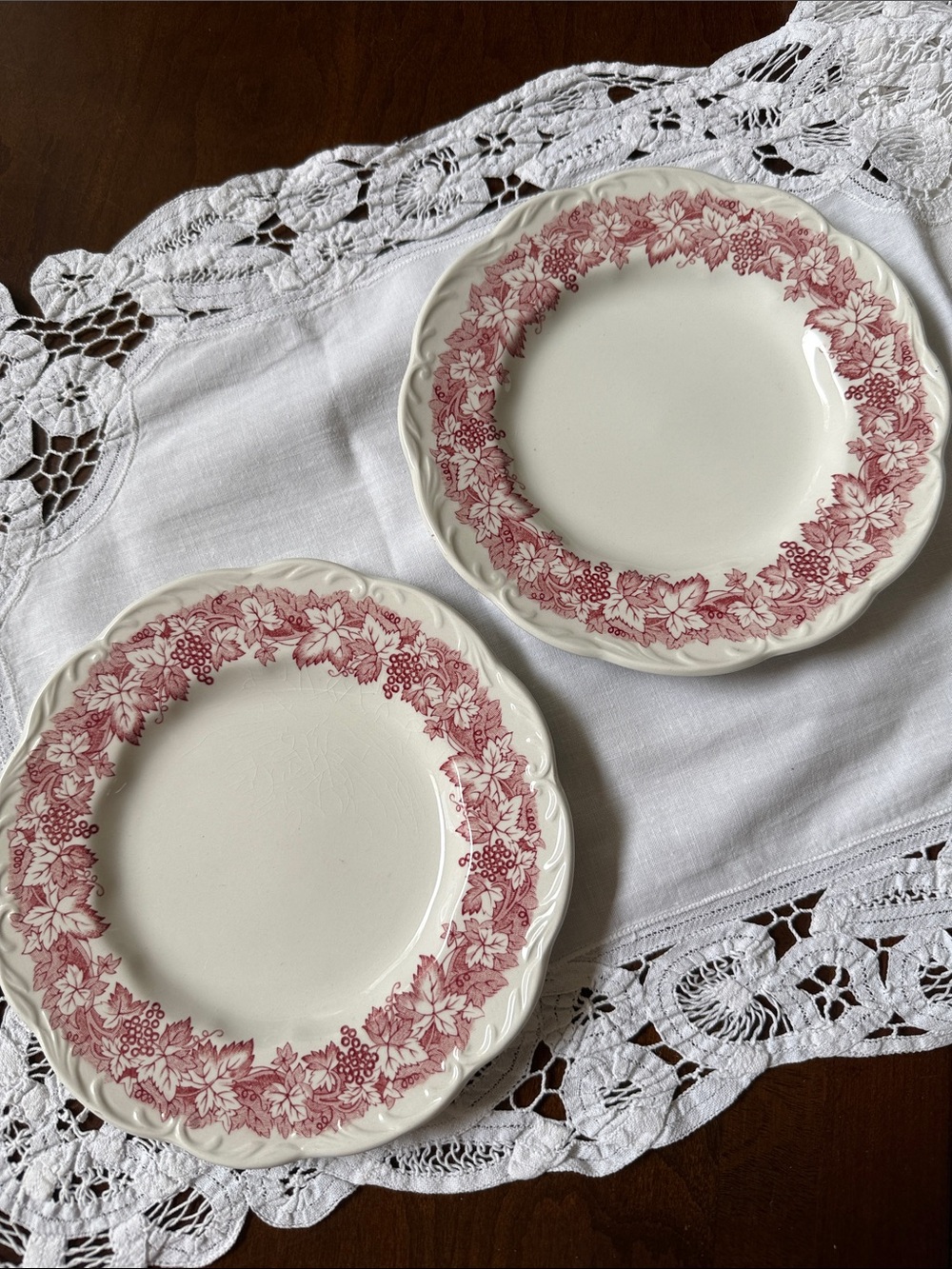 English Staffordshire Sterling Meakin Red Vine Bread & Butter set of 2 plates